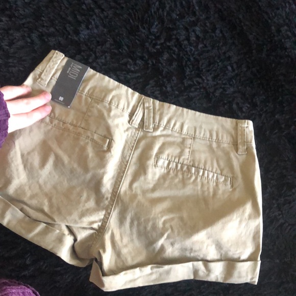 Khaki shorts - Picture 3 of 3